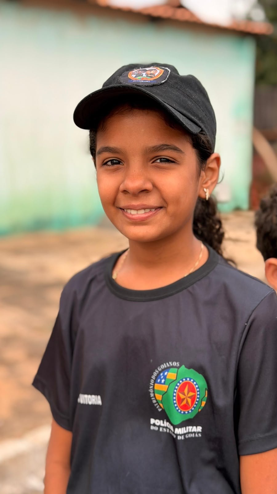 Aluna do Segurart sorrindo, com a camiseta do programa