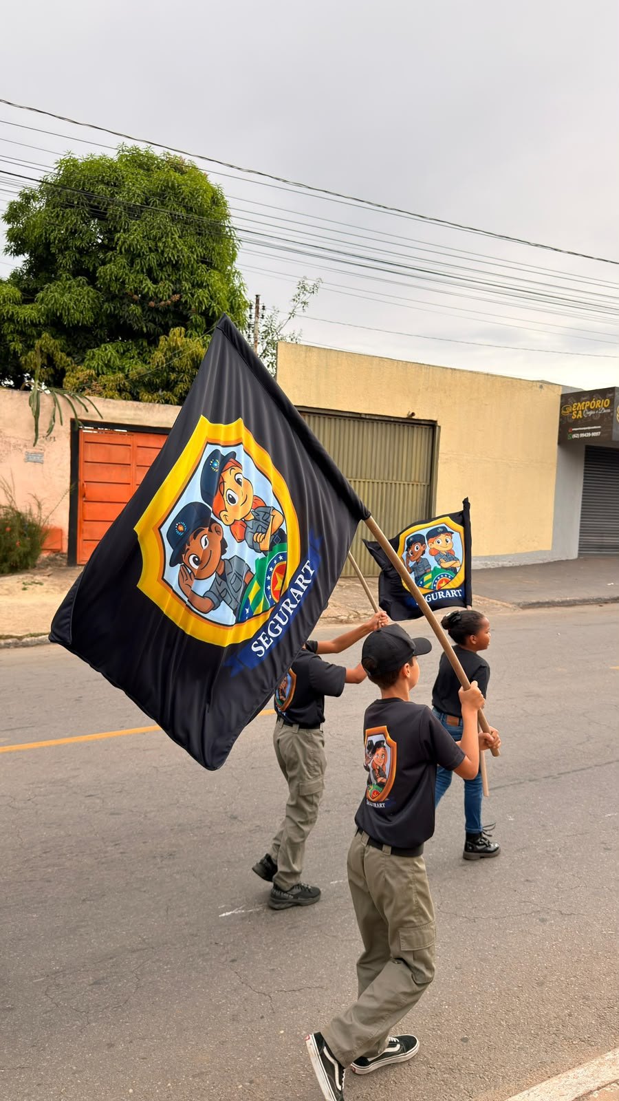 Criança do Segurart carregando a bandeira do programa