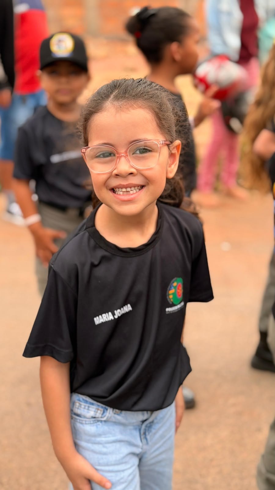 Aluna do Segurart de óculos, sorrindo durante o desfile