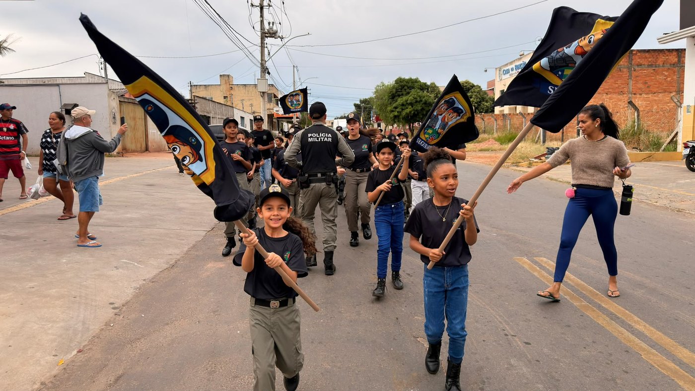 Desfile do Segurart pelas ruas, acompanhado pela comunidade