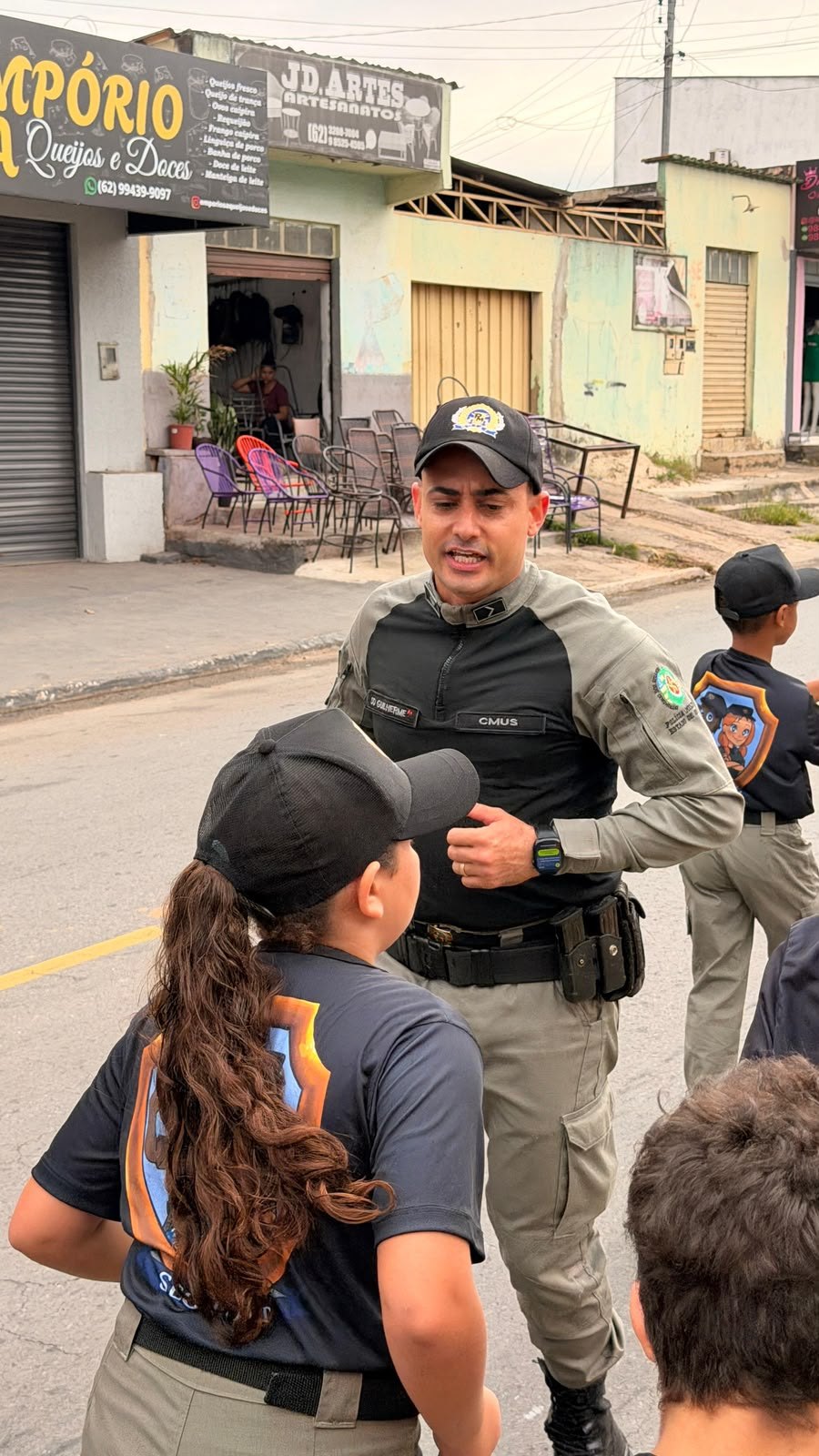 Policial militar do Corpo Musical junto das crianças do programa