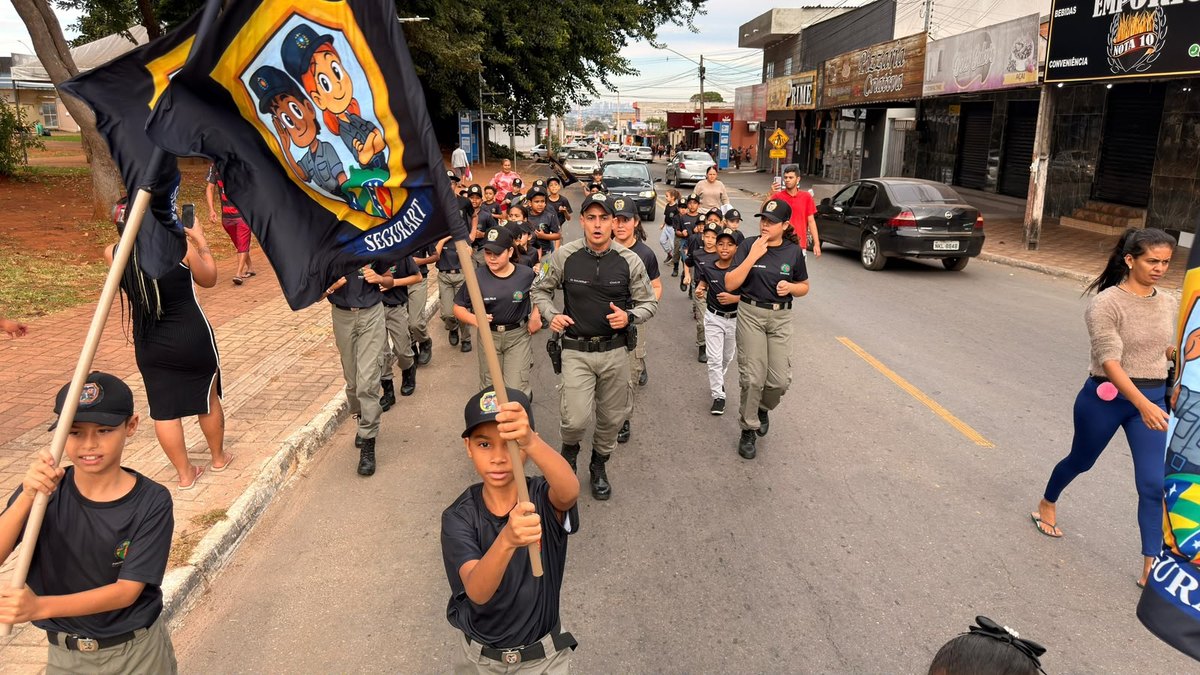 Desfile do Segurart pela rua, com alunos e policiais militares